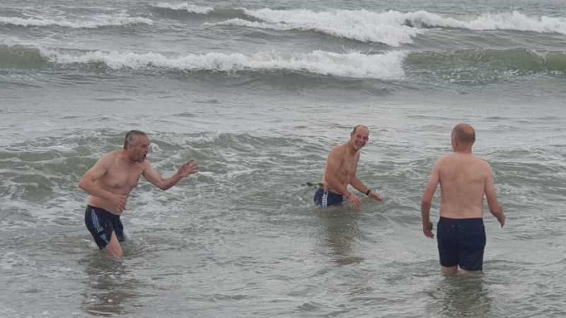 Olaf, Schlich und Peter bei einer Abkühlung im Mittelmeer