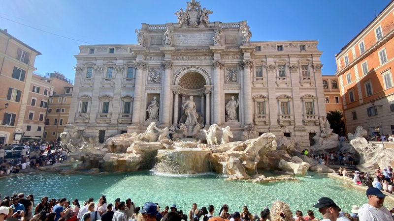 Massentourismus an Roms Fontana di Trevi